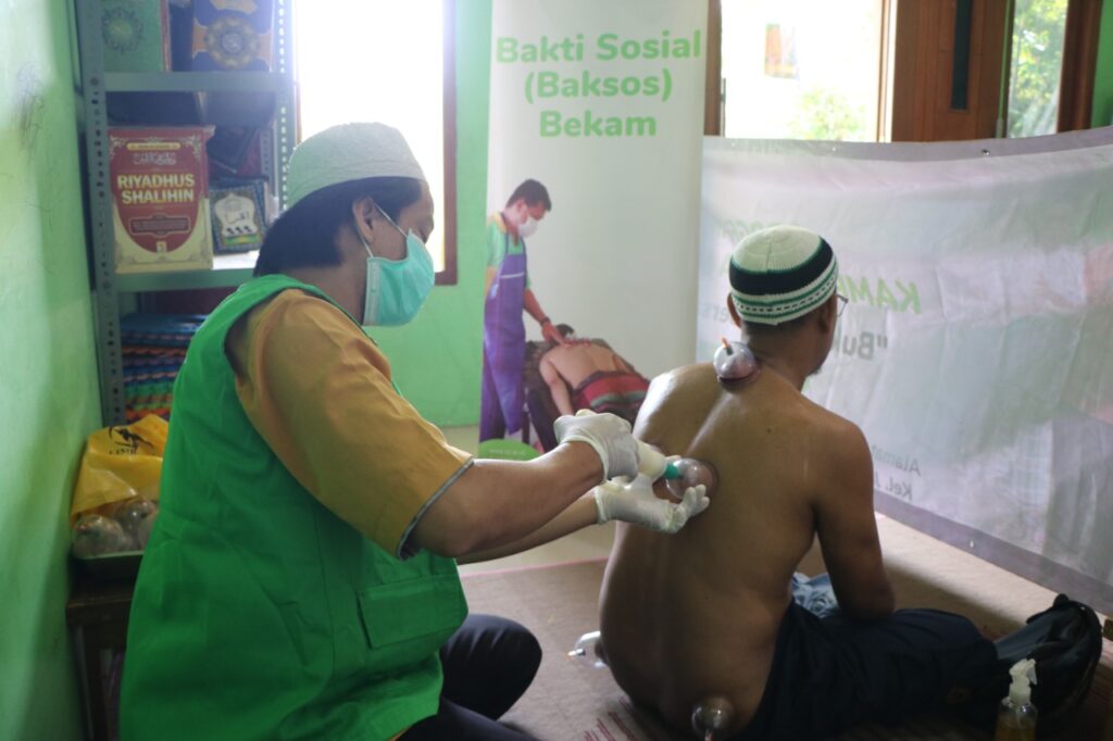 UPZ Bank DKI dan IZI Gelar Baksos Bekam di Kampung Sawah, Bekasi